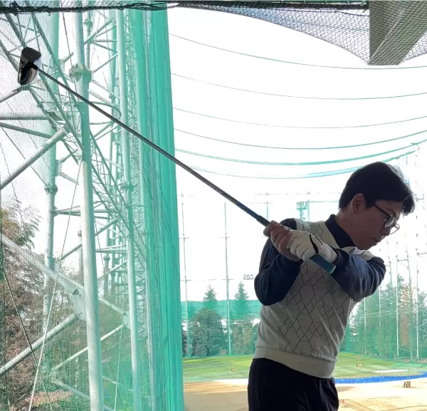 コンパクトなスイングをする