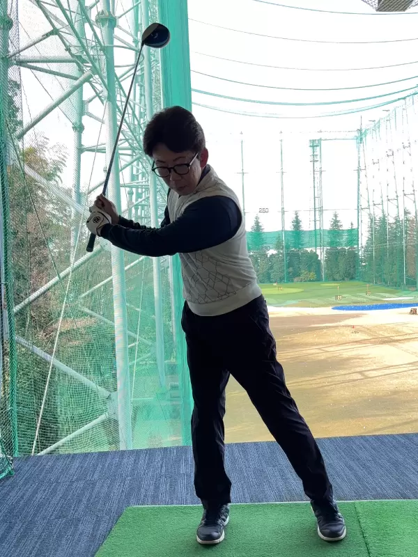 体を左右に動かさない