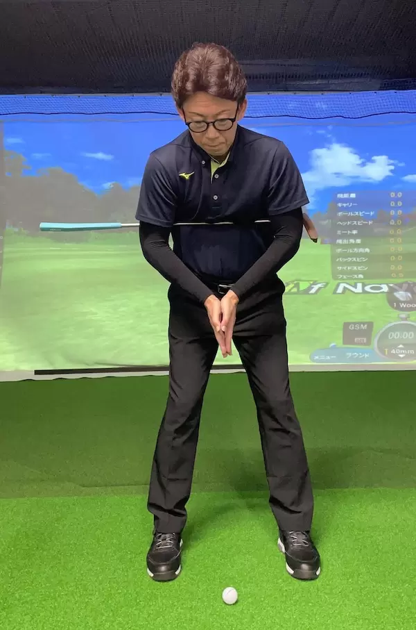 両ワキにパターを挟んでシャドースイング