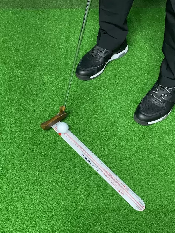 レールを使ってパターのスクエアインパクト