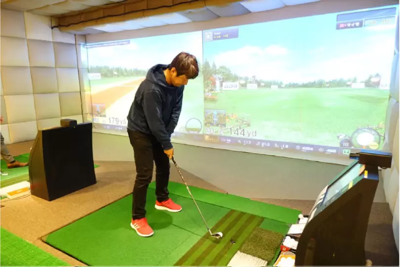 シュミレーターでのゴルフ,構えている画像