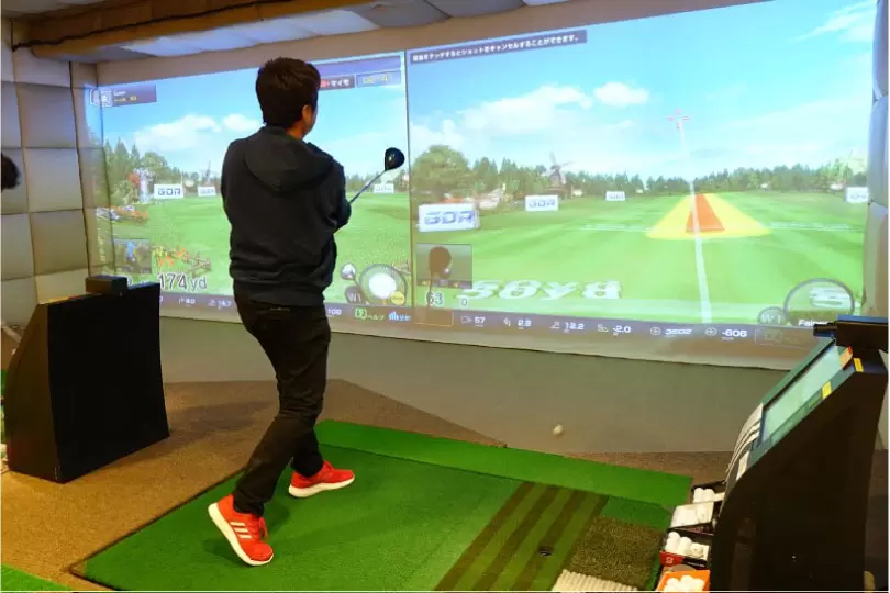 シュミレーターでのゴルフ,打っている画像
