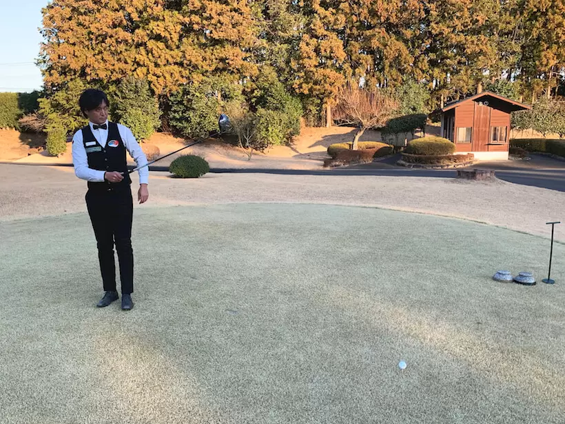 ゴルフ場での今野さんティアップしている写真