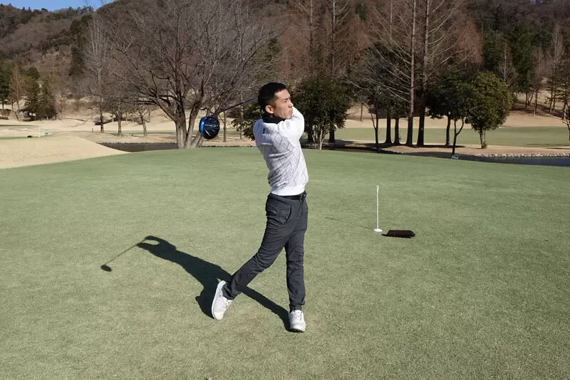 ゴルフ場での佐藤順のスイング写真