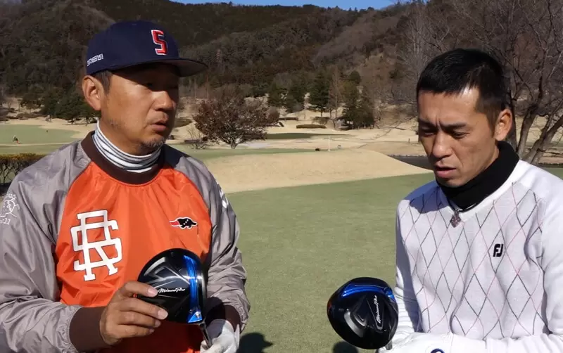 野村タケオと佐藤順がクラブを持って話している写真