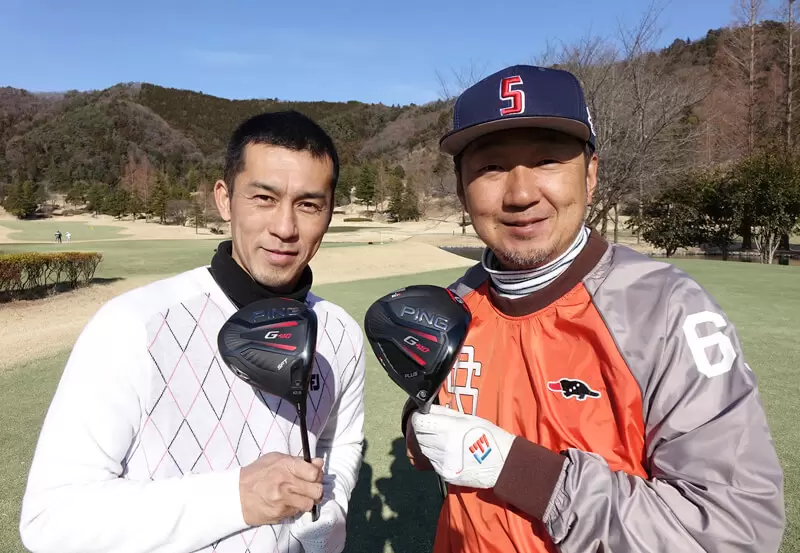 ゴルフ場で佐藤順と野村タケオがクラブを持っている2ショット写真