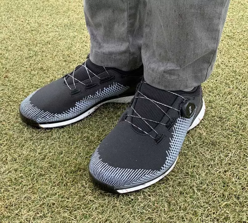 フォージファイバー ボアを履いた状態で立っている写真