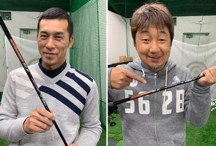 佐藤順と野村タケオがクラブを持って立っている上半身アップ写真