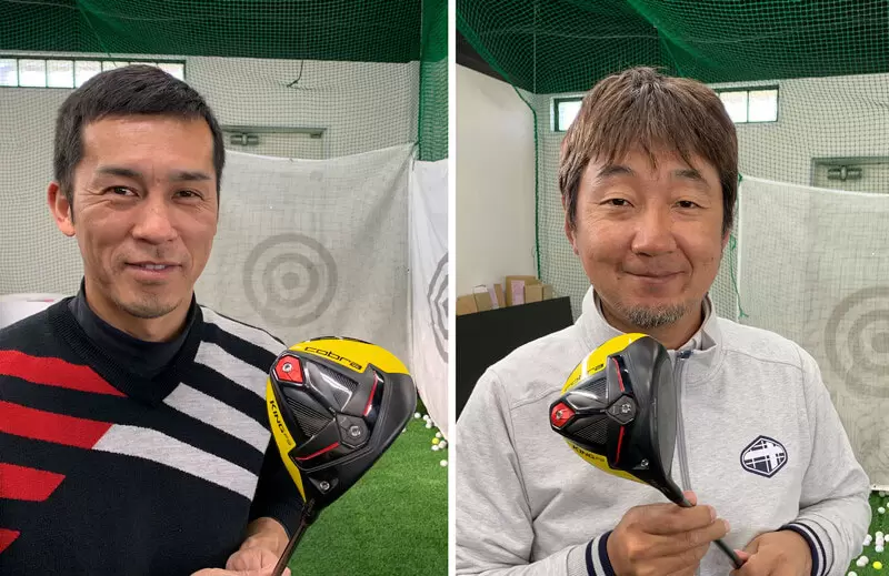 佐藤順と野村タケオがクラブを持って立っている上半身の2ショット写真