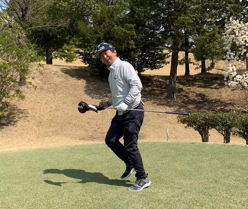 ゴルフ場で野村タケオが走って取りに行こうとしている写真