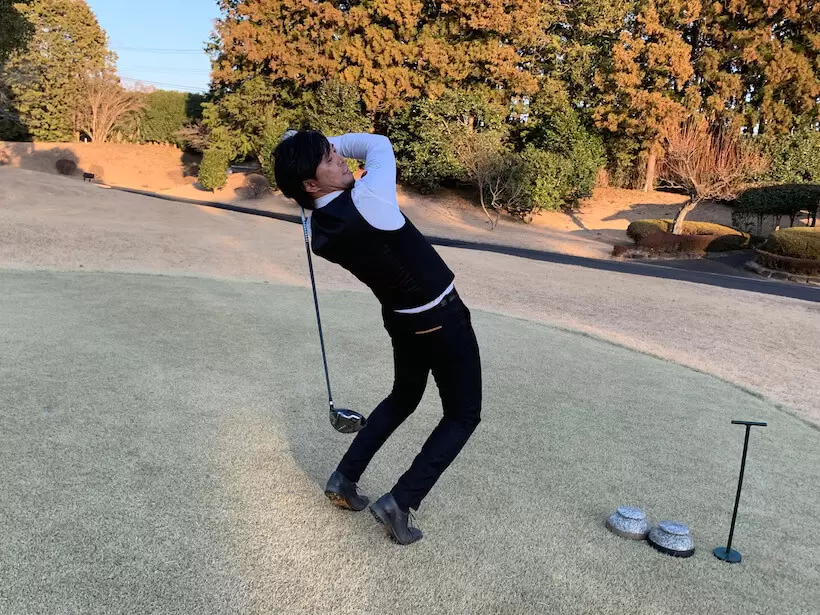 今野プロがフィニッシュの際に後ろに反っている写真