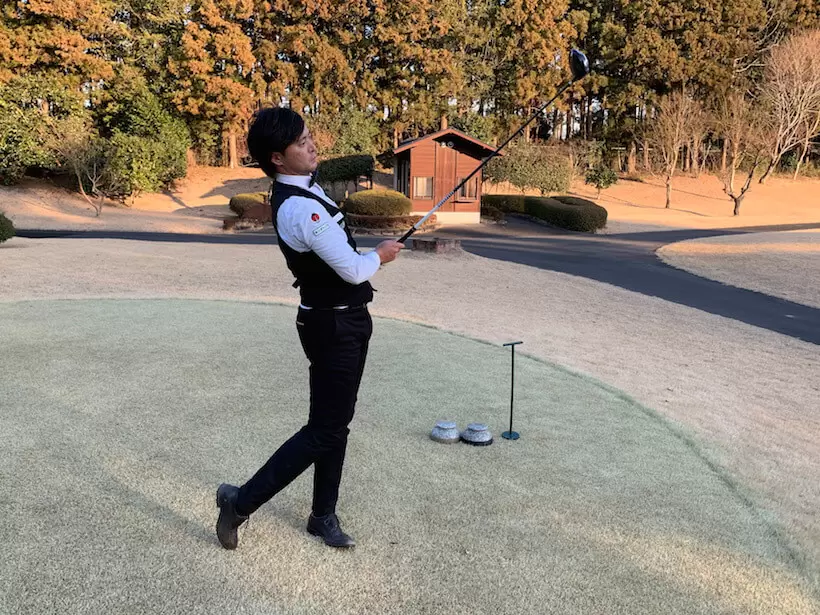 今野プロが打ったボールの行方を見ている写真