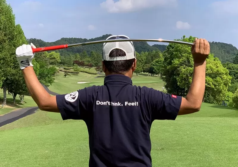 フレループを持って頭の後ろに回している後ろ姿写真