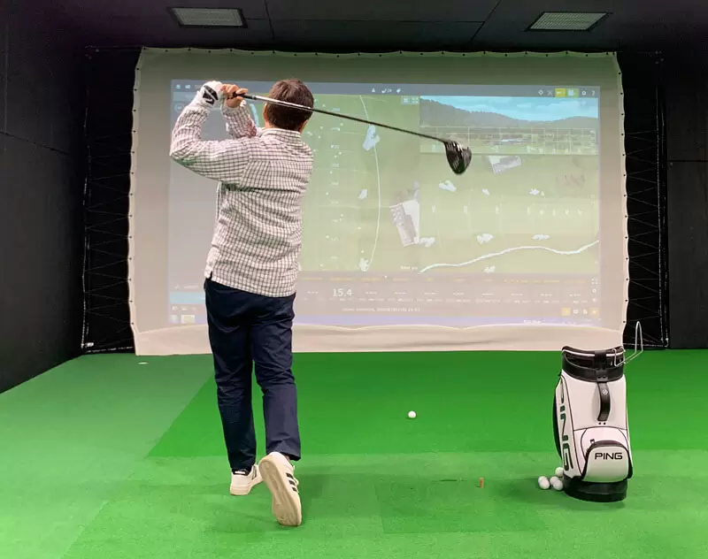 G410LSTのドライバー試打している後ろ姿写真