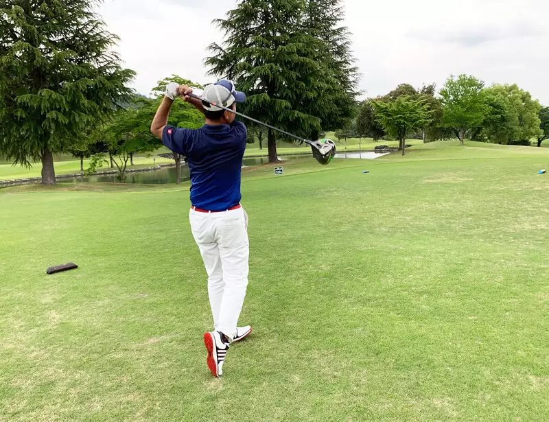 ゴルフ場で打っている後ろ姿