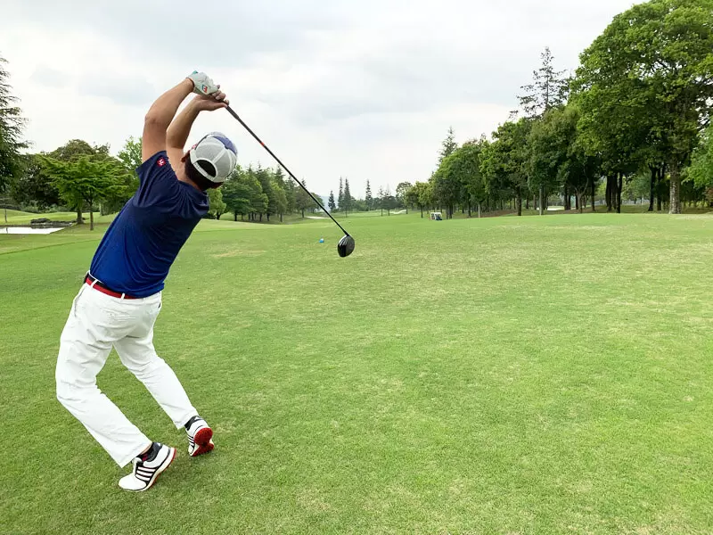 ゴルフ場で打っている後ろ姿,身体が後ろに反っている