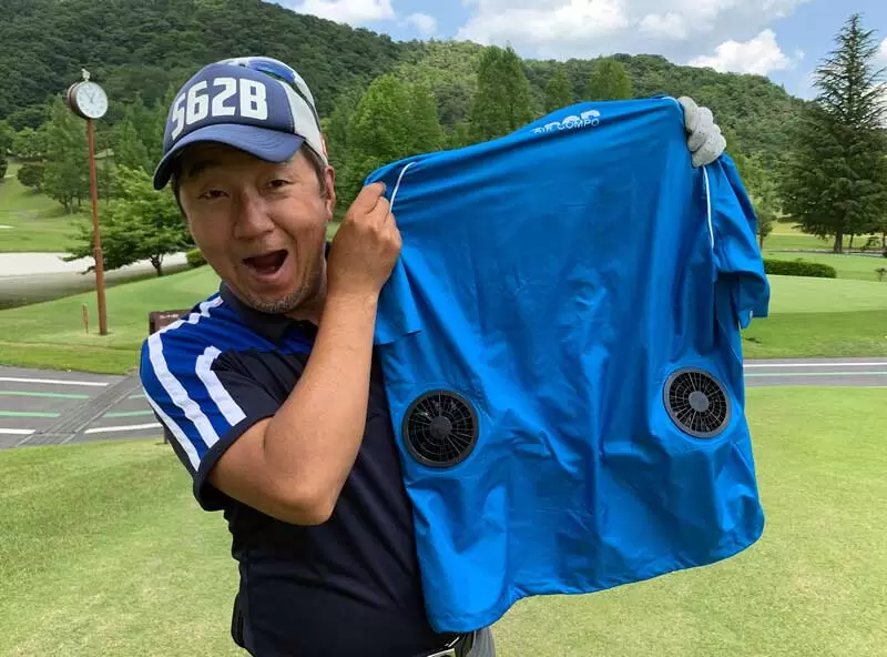 野村タケオがウェアを持っている写真