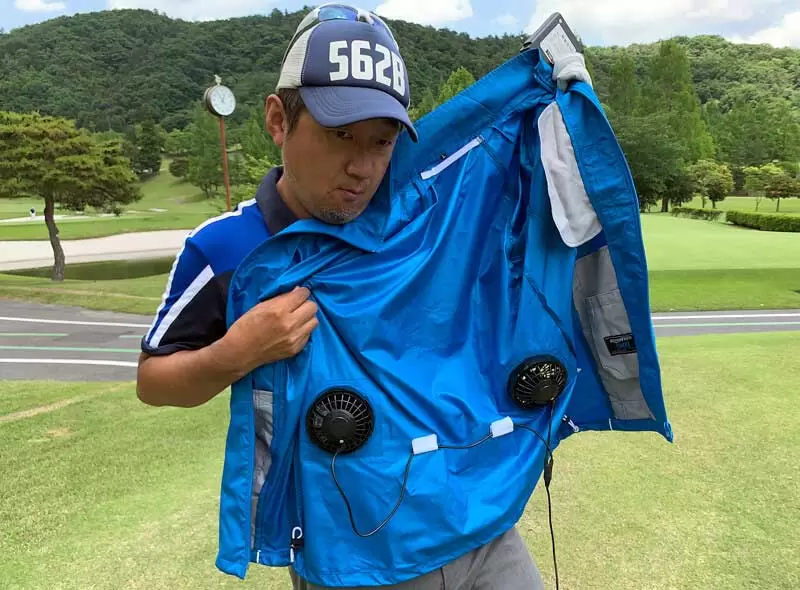 野村タケオがウェアの内側を見せている写真