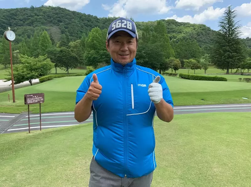 野村タケオがウエアを着てナイスポーズをしている写真