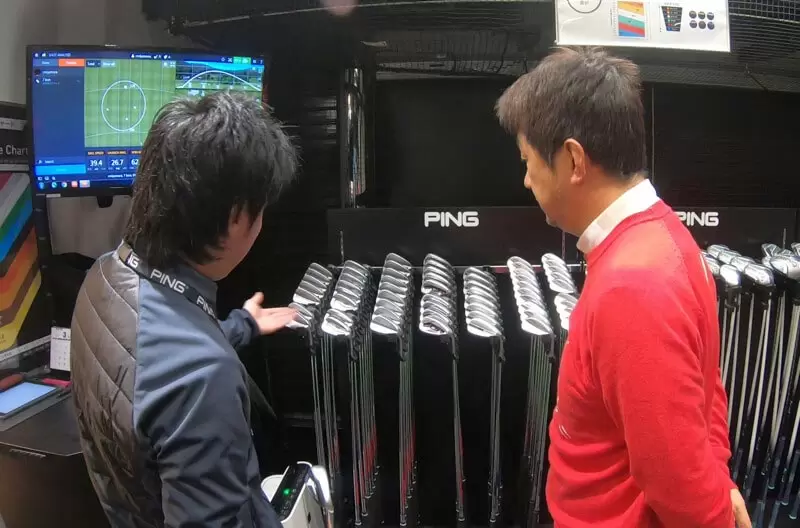 PINGでアイアンヘッドを紹介してもらっている写真