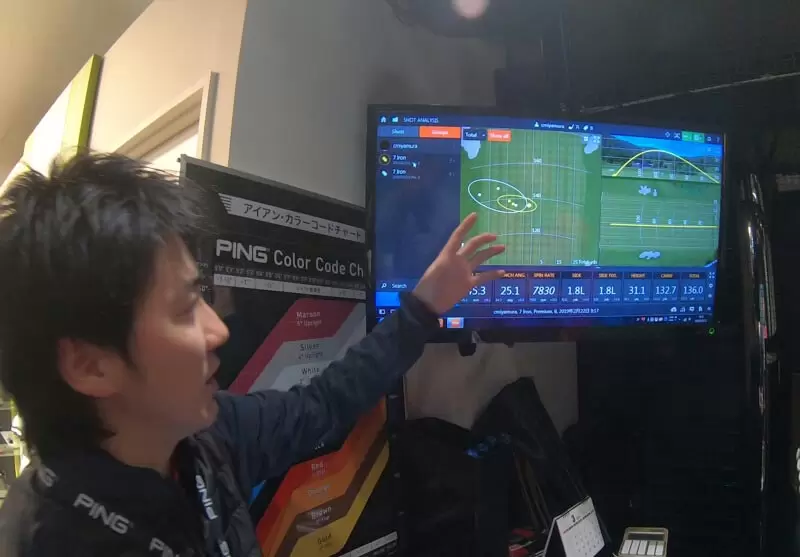 PINGで試打した結果のデータを見せてもらっている写真