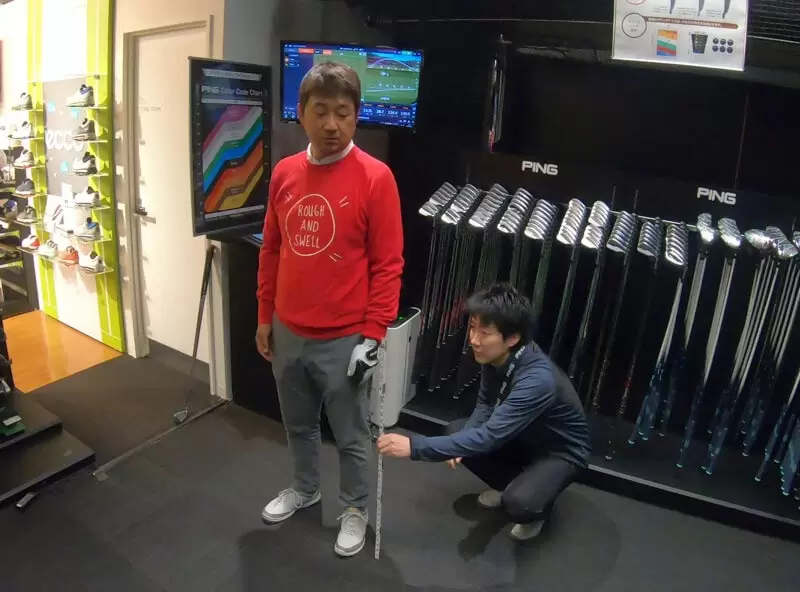 PINGのアイアンフィッティングでライ角を決めている写真