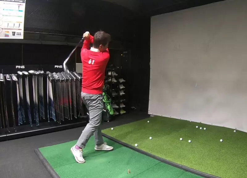 PINGにてシャフトの種類を決めるため試打している写真