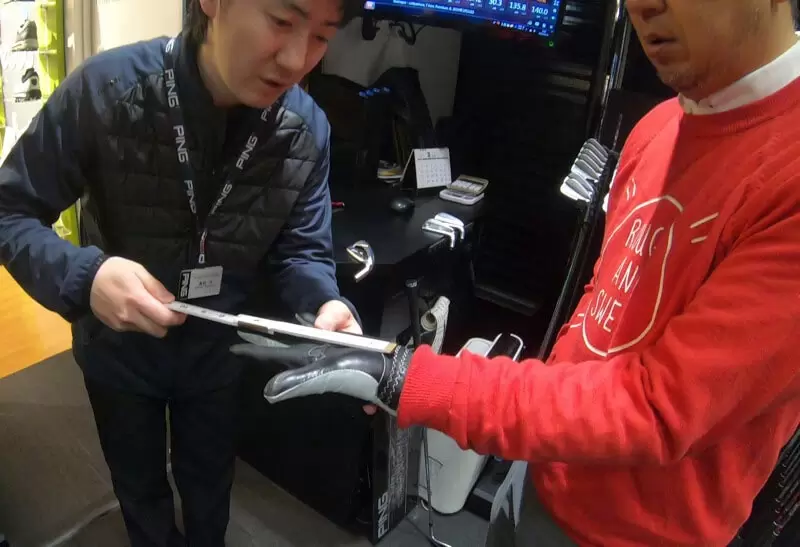 PINGにてグリップの太さを決めるため指の長さを測っている写真