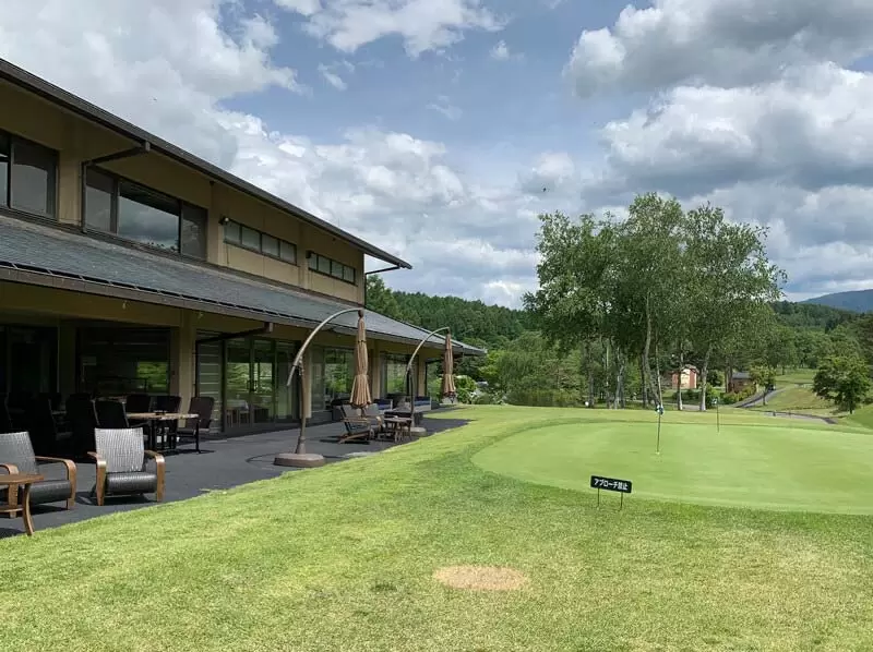 サニーカントリークラブの写真,建物とテラス席
