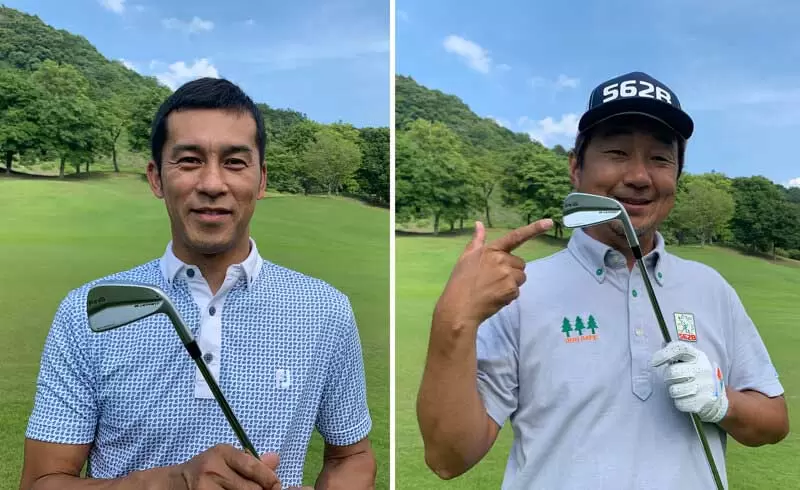 ゴルフ場で佐藤順と野村タケオがクラブ持って立っている写真