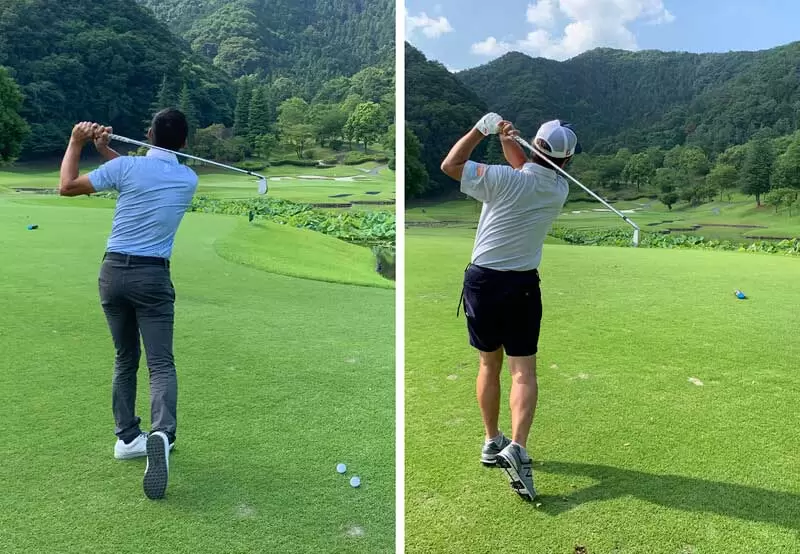 ゴルフ場で佐藤順と野村タケオが打っている後ろ姿写真