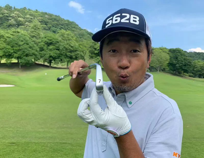 野村タケオがソールを見せている写真