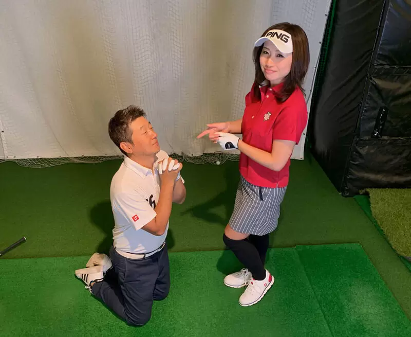 野村タケオが勝又プロに膝まづいてお願いをしている写真