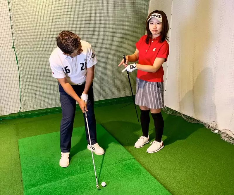 野村タケオが勝又プロから指摘を受けている写真