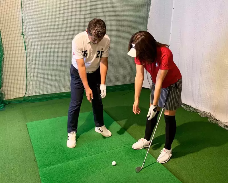 野村タケオが勝又プロから指導してもらっている写真