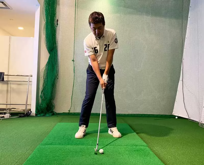 勝又プロからの指導後に野村タケオがクラブを持って構えている写真