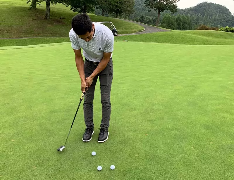 佐藤順がストロークしようとしている写真