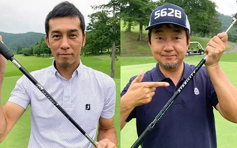 佐藤順と野村タケオがクラブを持って立っている写真