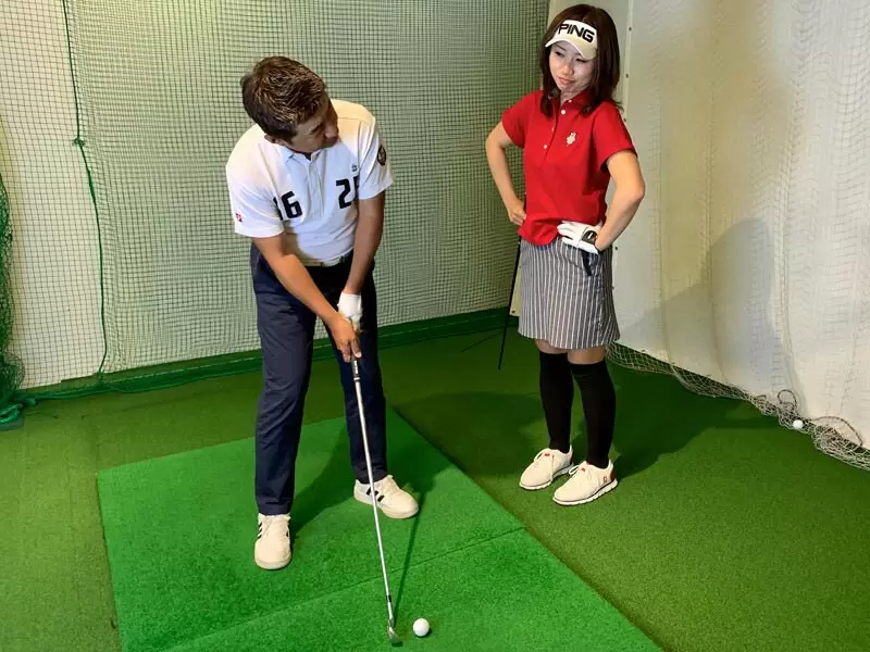 野村タケオが勝又プロから指導を受けている写真