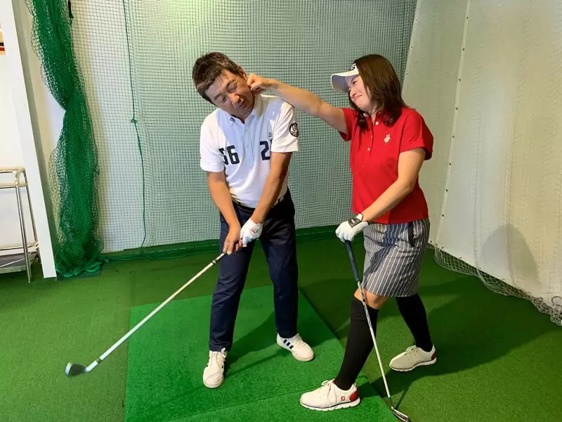 野村タケオが勝又プロから指導を受けている写真,勝又プロからカウンターパンチ