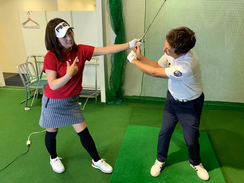 野村タケオが勝又プロから指導を受けている写真