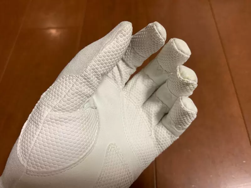 指が曲がったグローブの写真