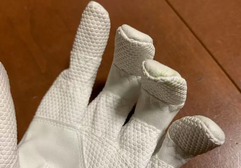 指が曲がったグローブの指先アップ写真