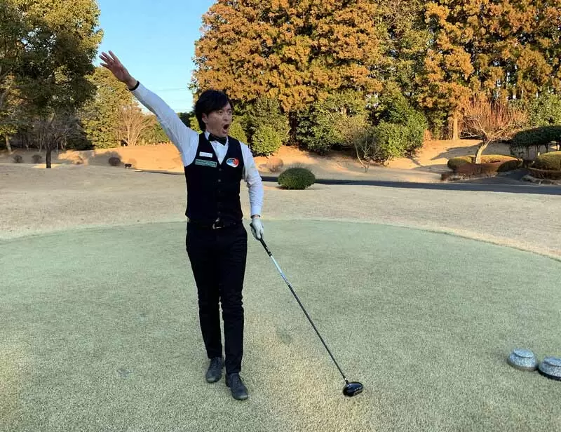 今野プロが手を上げて堂々とファーと叫んでいる様子の写真