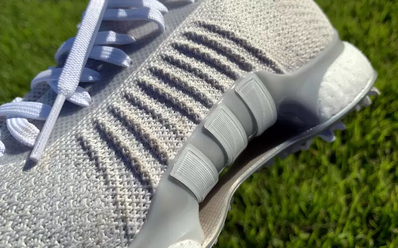 TOUR360 XT プライムニットシューズの土踏まずあたりにアップ写真