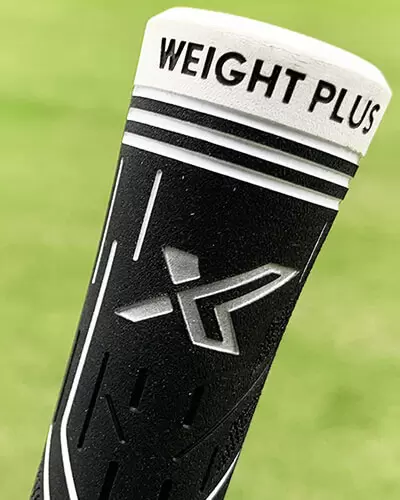 クラブのグリップ部分にWEIGHT PLUSのロゴアップ写真