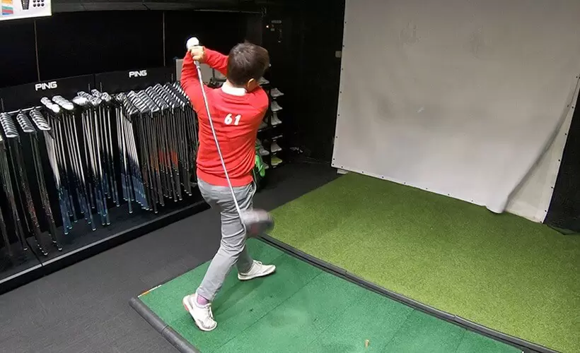 PINGのG410Plusの9度を使ってフィッティングしている様子の写真