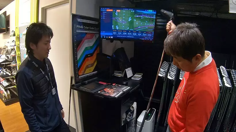 フィッターさんと一緒に色んなシャフトを試している様子の写真