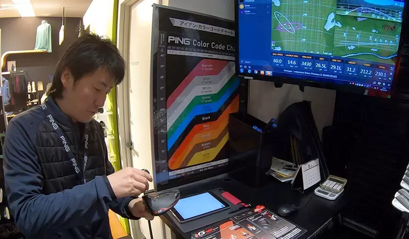 フィッターさんがいろいろなシャフトをセットしてくれている様子の写真