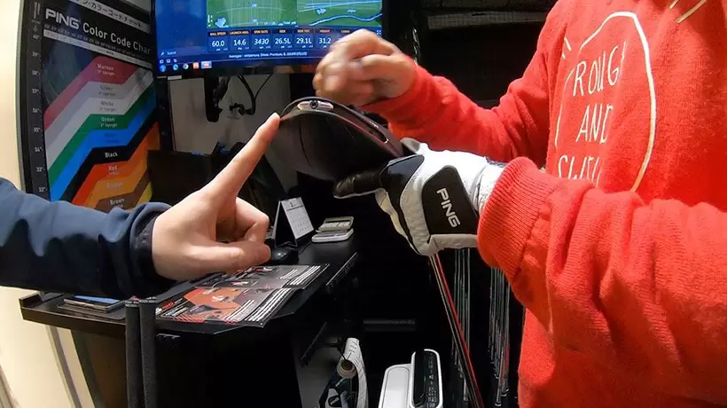 ヘッド後方部にあるウェイト部分をフィッターさんと相談している写真